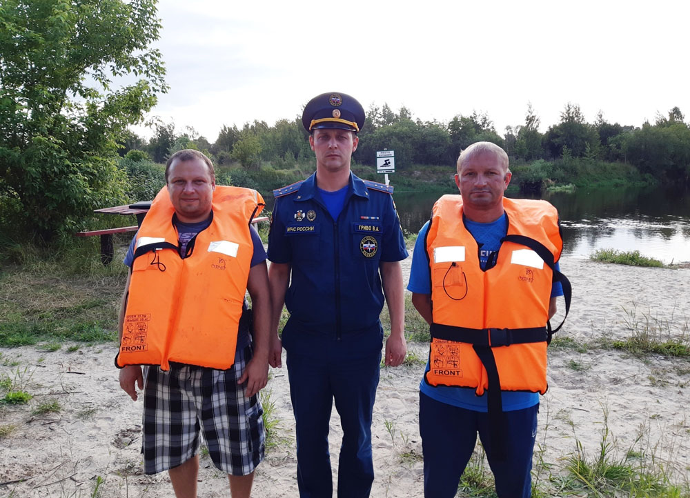 В Брянской области тонущих в Ипути новозыбковских подростков вытащили матросы-спасатели