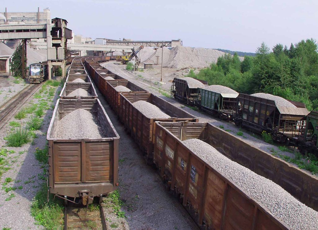 Для строительства брянских дорог по железной дороге доставили около 900 тысяч тонн щебня