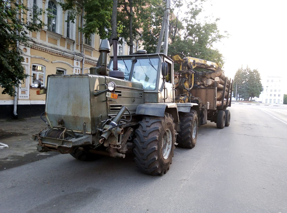 Под Новозыбковом полиция задержала трактор с древесиной