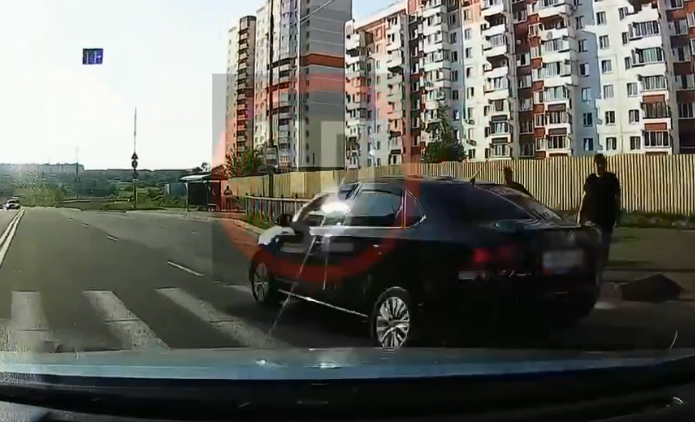 Летящий автомобиль попал в камеру регистратора в Брянске