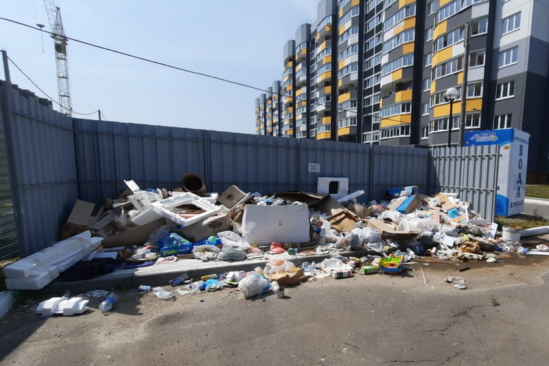 Двор в Брянске завалили строительным мусором