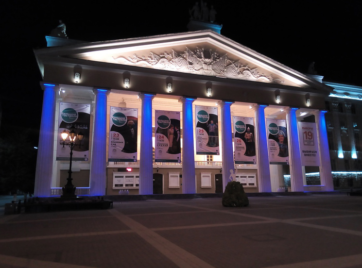 Фасад драмтеатра в Брянске зажегся цветами триколора
