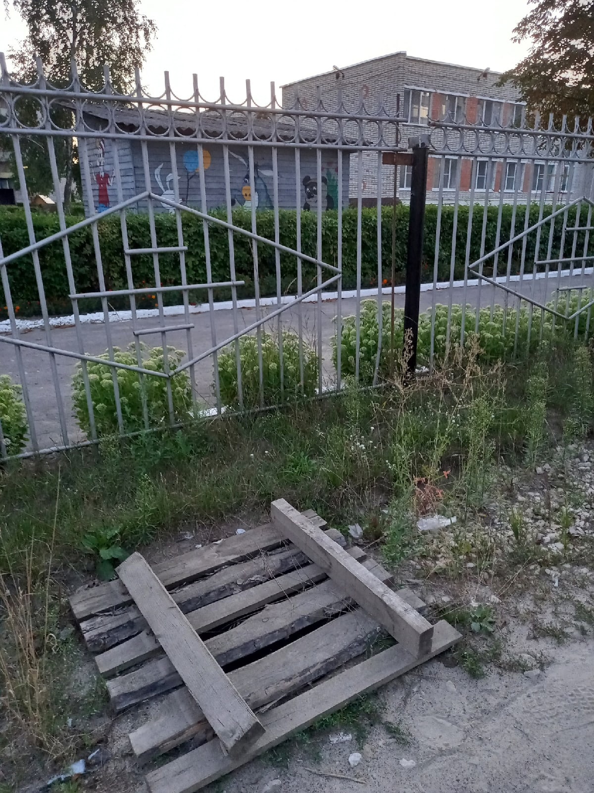После напоминания про открытый колодец у детсада, в Новозыбкове вновь пообещали его закрыть