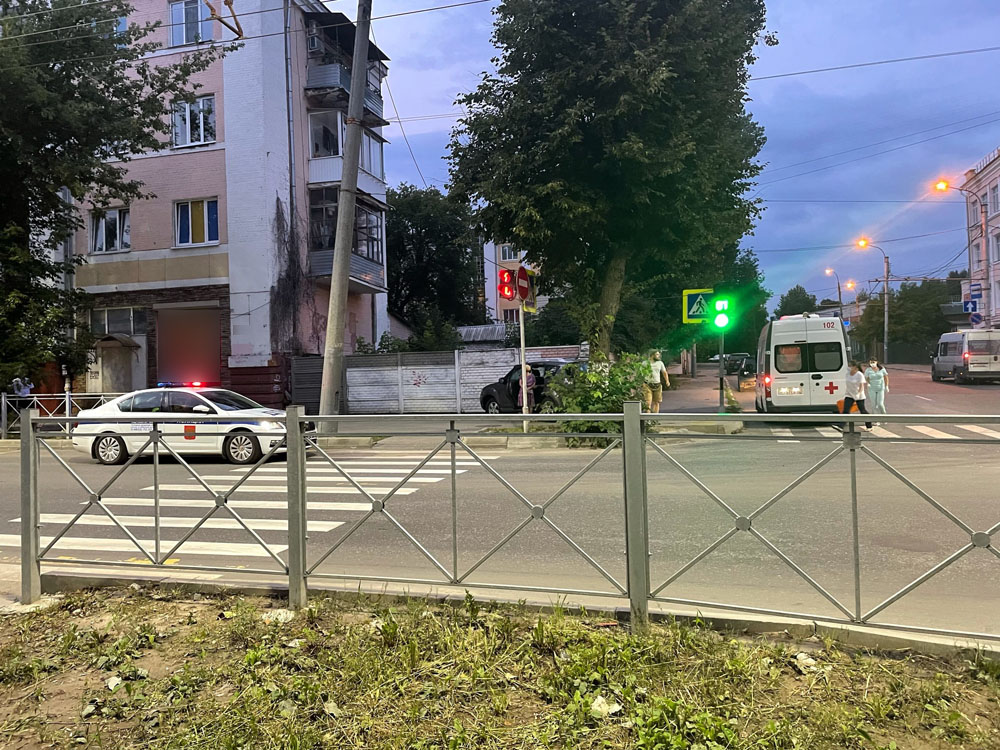 На улице Фокина в Брянске автоледи выехала на тротуар и сбила человека