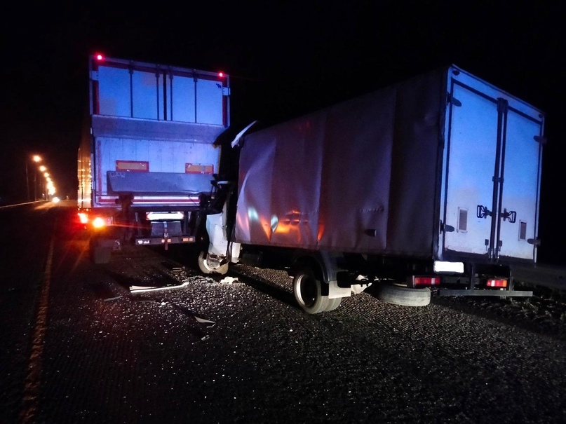 Водитель грузовичка влетел в фуру в Карачевском районе