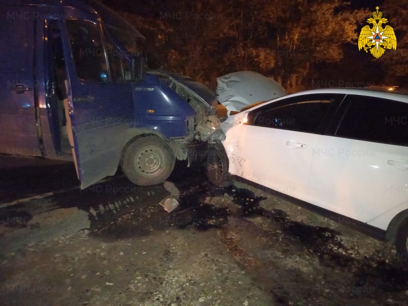 Микроавтобус и легковой автомобиль попали в ДТП в Брянске