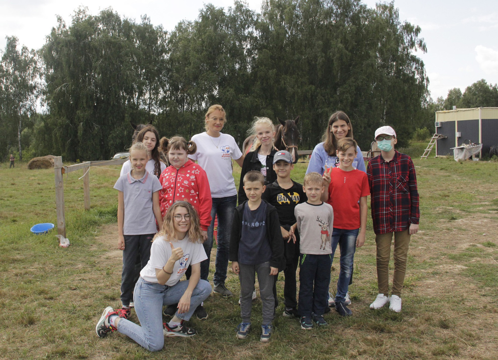 Детям из Брянской области подарили экскурсию в конный клуб