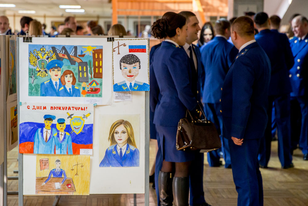 Детей Брянской области пригласили на конкурс к 300-летию прокуратуры