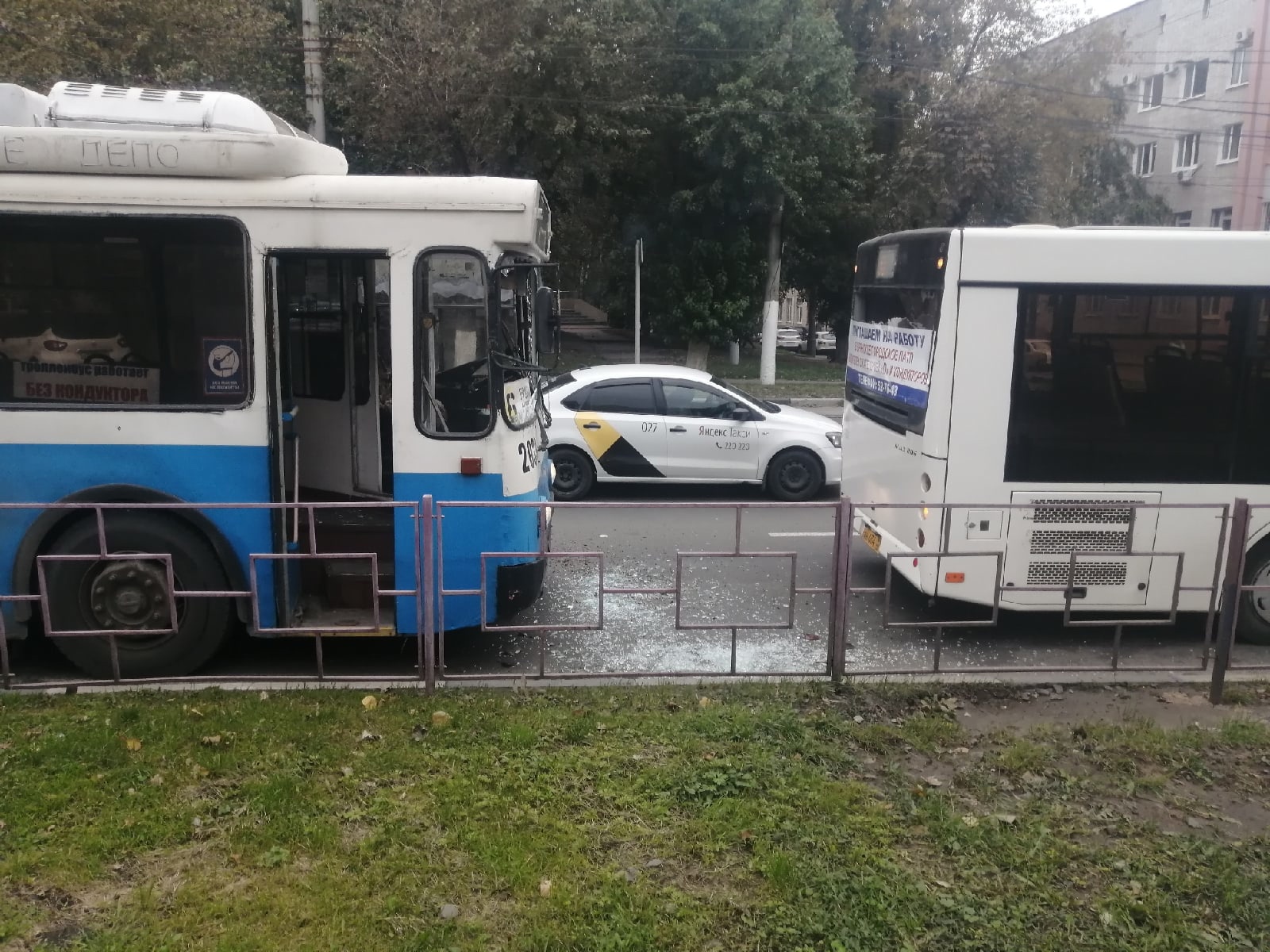 В Брянске автобус столкнулся с троллейбусом
