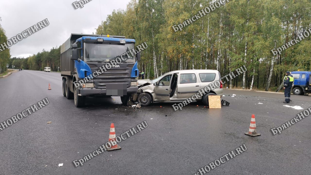После столкновения с одним грузовиком «Ларгус» отбросило на второй. В ДТП под Новозыбковом водитель не выжил