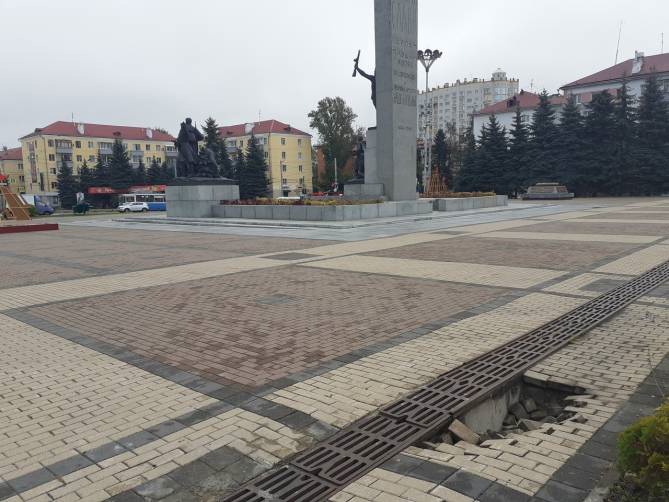 На площади Партизан в Брянске плитка стала проваливаться под землю