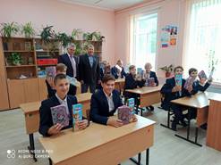 Сотрудники Брянскэнерго поздравили воспитанников Мглинской школы-интерната с Днем знаний