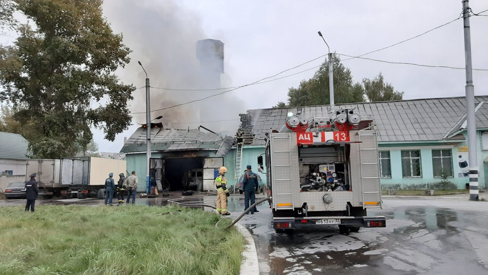 В Брянске случился пожар в автосервисе