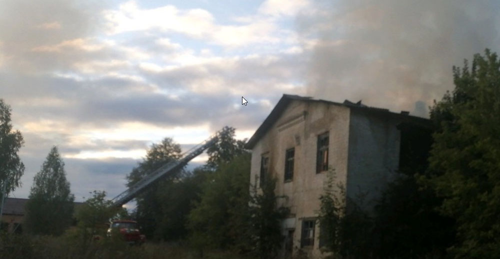 В Дятьковском районе сгорела двухэтажная заброшка