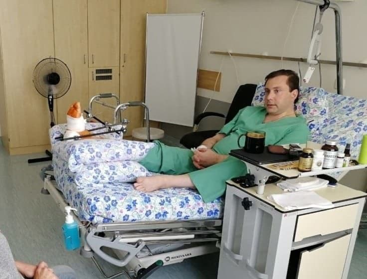 Коллега брянского губернатора сломал ногу и работает из больницы