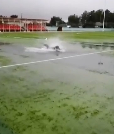 Вот и приплыли. Стадион за 39 миллионов рублей в Стародубе затопило после первого дождя