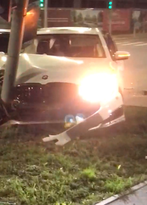 Иномарка в Брянске после столкновения с авто снесла светофор