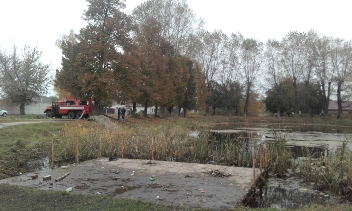 Водоем в парке Клинцов переполнен и грозит затопить частный сектор
