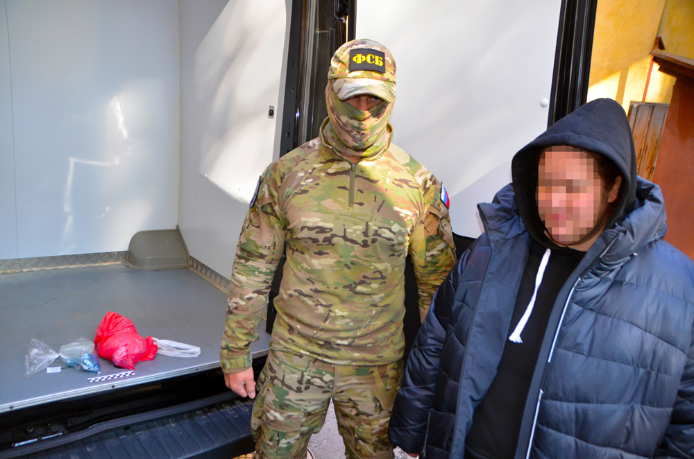 С особо крупной партией наркотиков ФСБ задержала в Брянске «закладчицу»