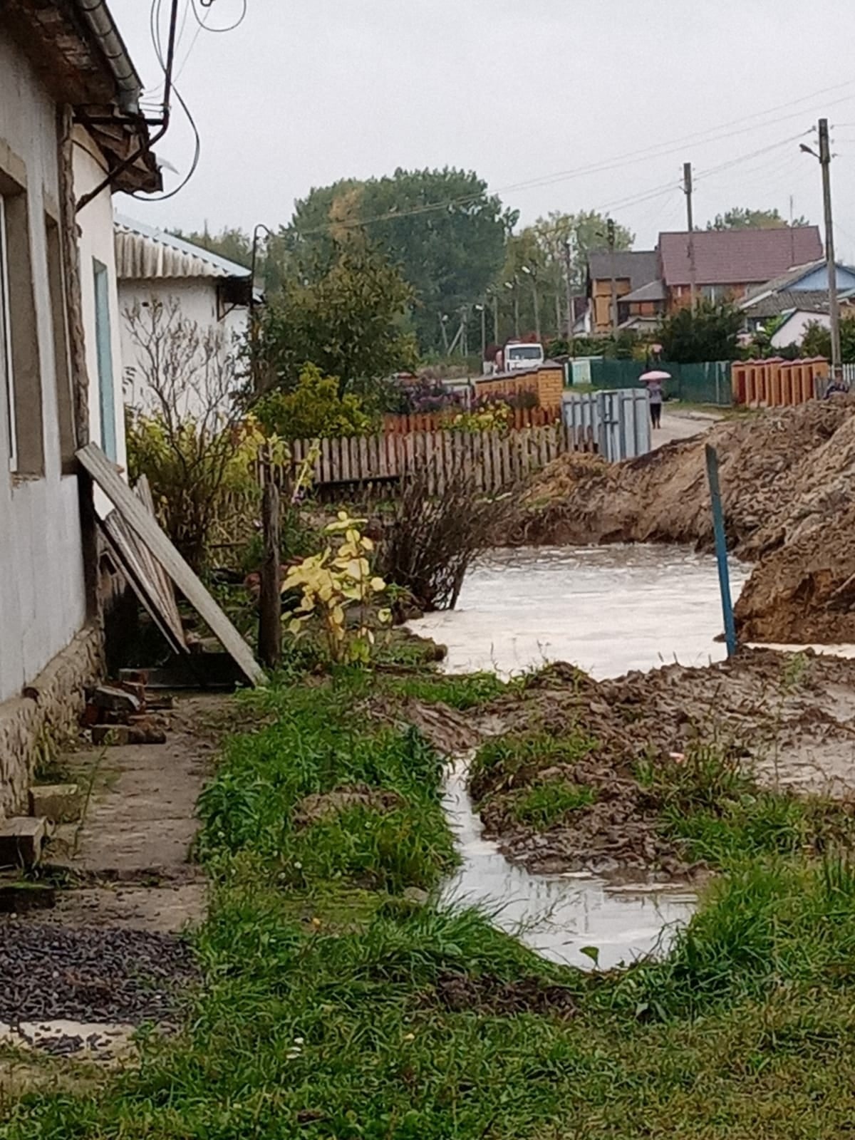Вода течёт как в горной реке – в деревне Брянской области лопаются инженерные сети