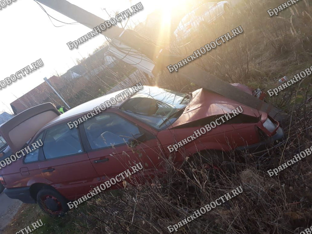 Водитель Volkswagen съехал в кювет и завалил столб в Новозыбкове