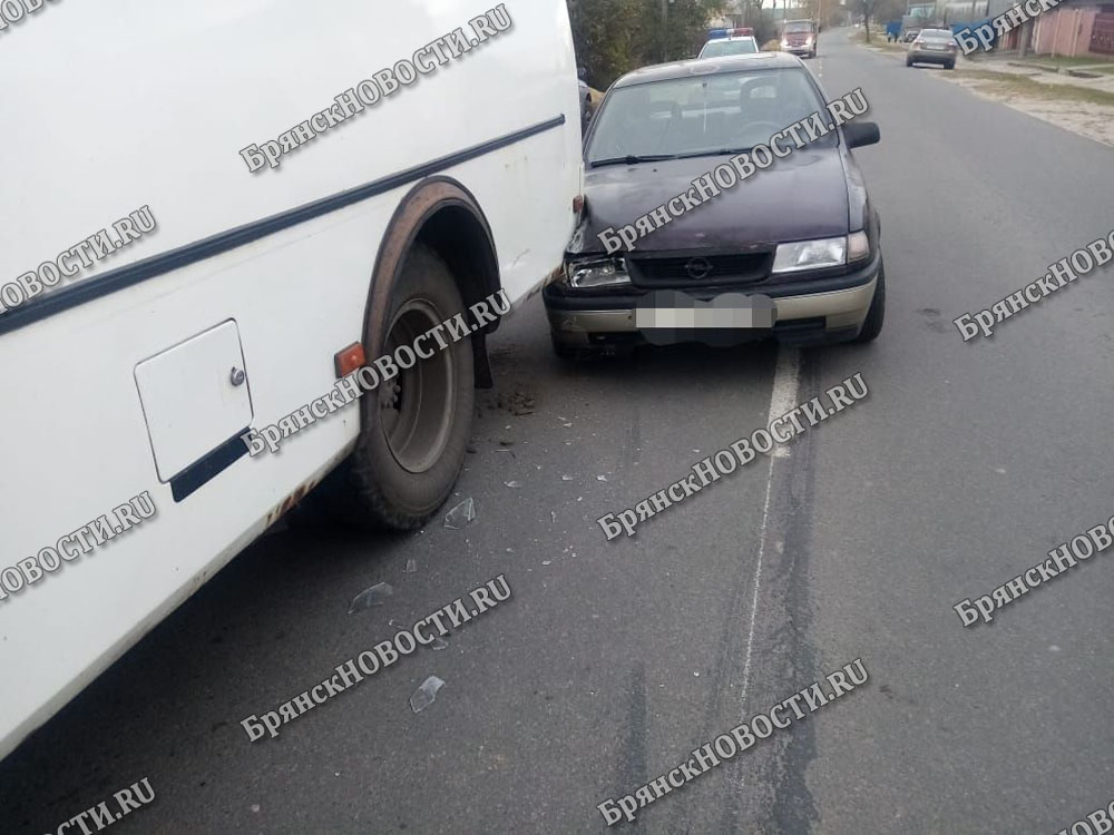 «Опель» въехал в автобус в Новозыбкове