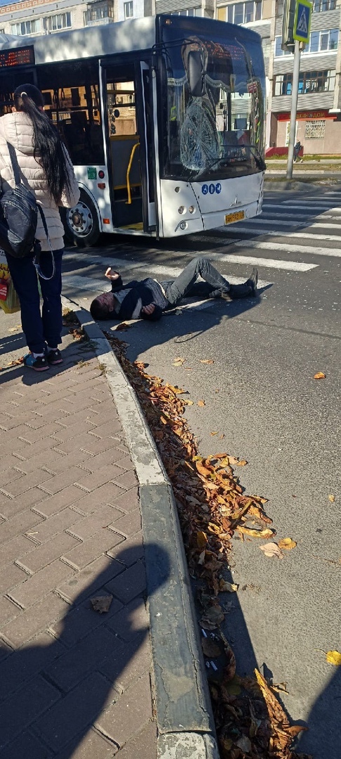 В Брянске мужчину сбил автобус