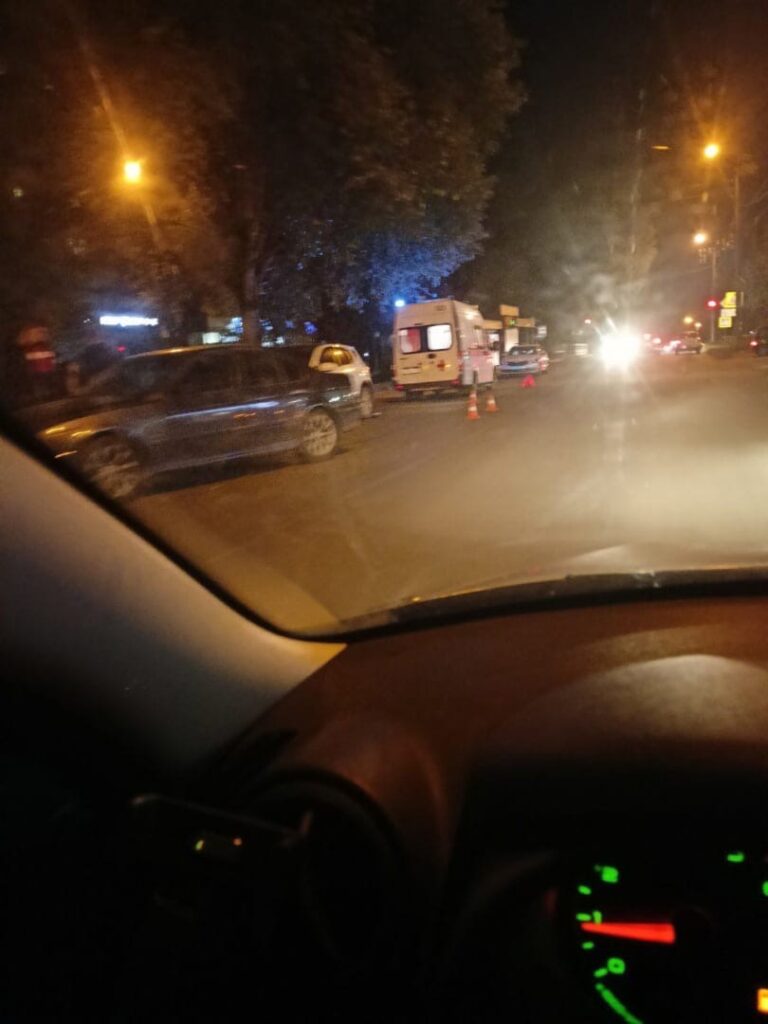 В Брянске от удара BMW пешехода отбросило на Nissan