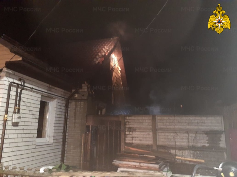 В Брянске на Желябова сгорела пристройка к дому