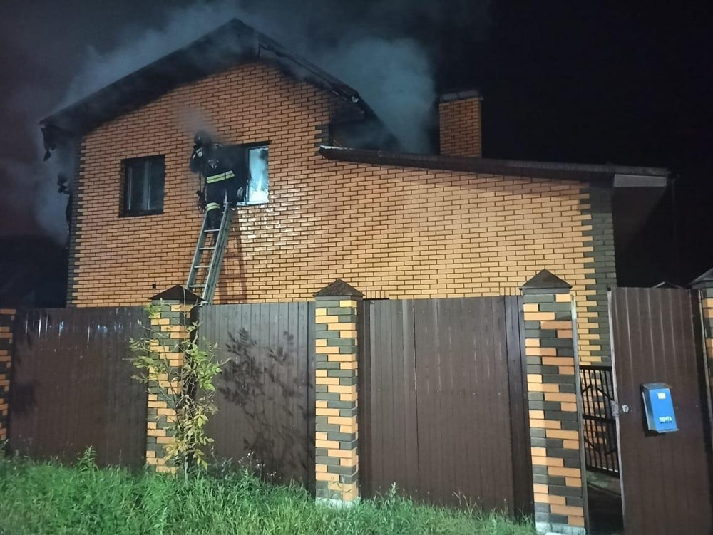В Брянске сгорел двухэтажный жилой дом