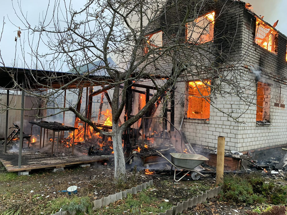 Люди не пострадали, но дом сгорел в Брянске