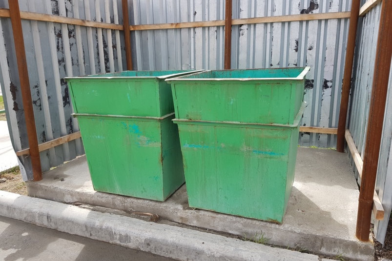 Ограждение и крышки для мусорных баков в Бежице «проталкивает» прокуратура
