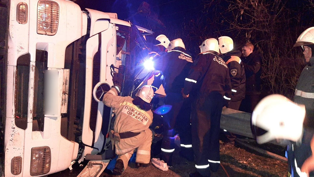 Спасатели брянского МЧС вырезали пострадавшего из перевернувшегося грузовика
