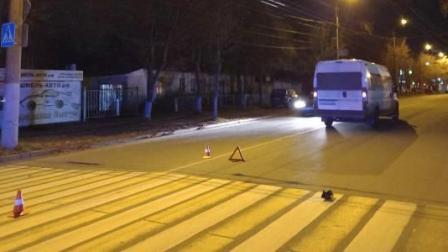 Нетрезвая женщина попала под микроавтобус в Брянске