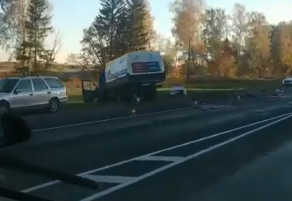 На трассе «Брянск-Новозыбков» легковушка столкнулась с фургоном и оказалась в кювете