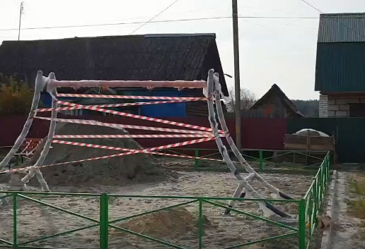 Общественники в поселке Брянска указали на нюанс при строительстве детской площадки