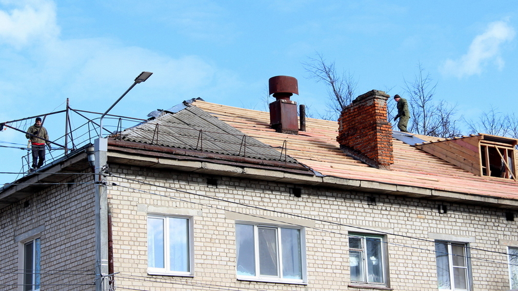 Крышу многоэтажек в Унече смогли отремонтировать под нажимом прокуратуры и СМИ, но частично