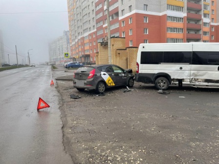 Иномарка на Горбатова влетела в микроавтобус в Брянске