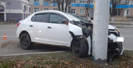 В Брянске у водителя случился инсульт и иномарка влетела в электроопору