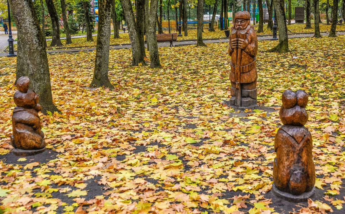 В брянском парке Толстого сразу десять аттракционщиков запускали небезопасные качели