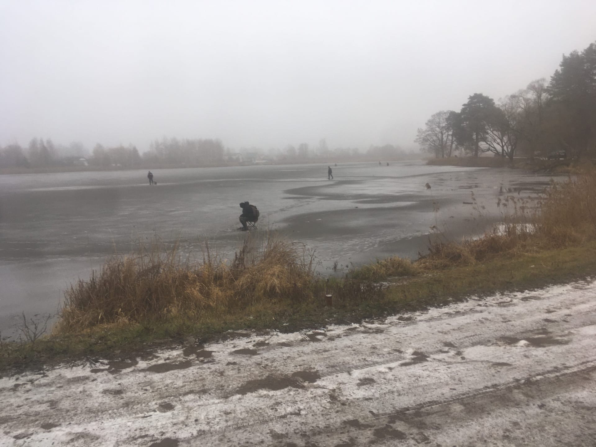 Брянские рыбаки вышли не неокрепший лед