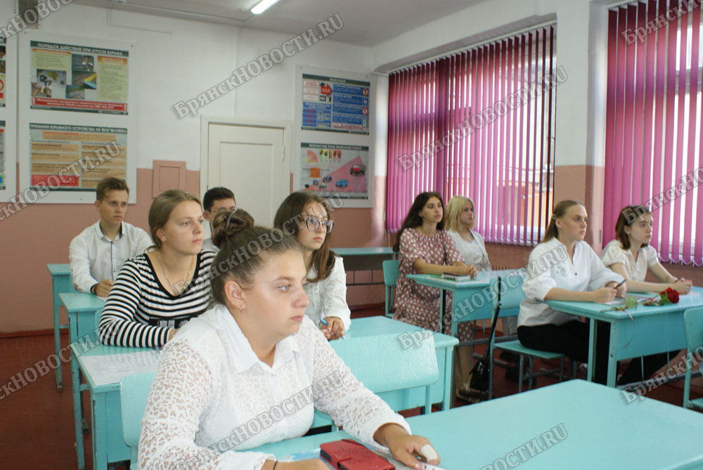 Студенты ВУЗа и техникумов в Новозыбкове возвращаются в аудитории с дистанционки