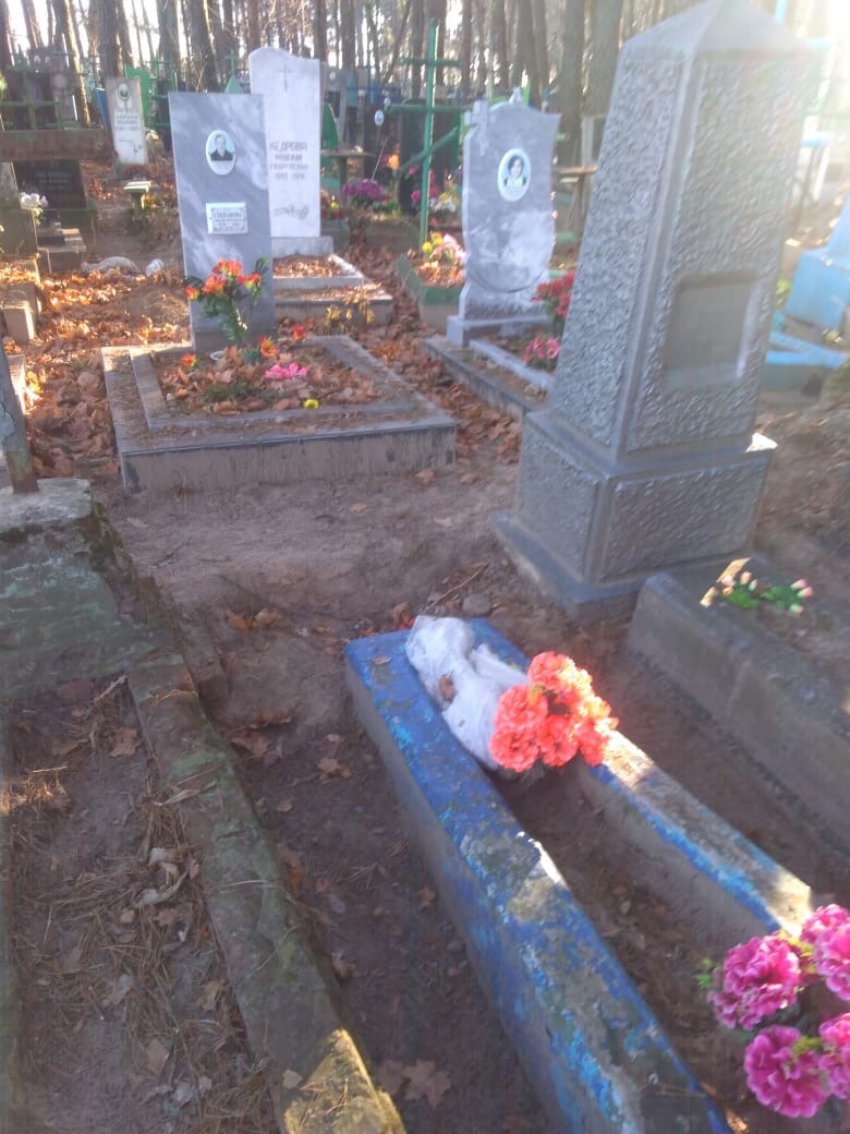 Жители Клинцов просят найти управу на кладбищенских вандалов
