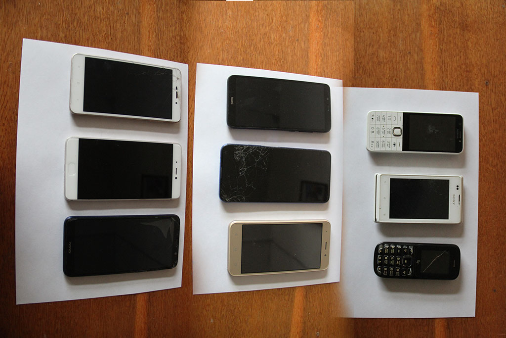 Девять мобильных телефонов, шесть зарядных устройств и наушники несли в колонию Стародуба