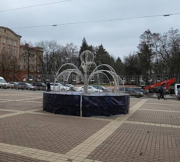 «Зимний фонтан» прописался возле драмтеатра в Брянске
