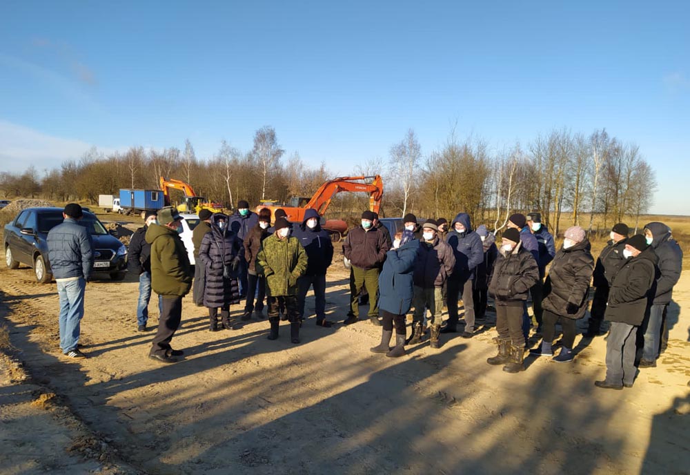 Люди в Почепском районе выехали в поле, чтобы остановить строительство свинокомплекса