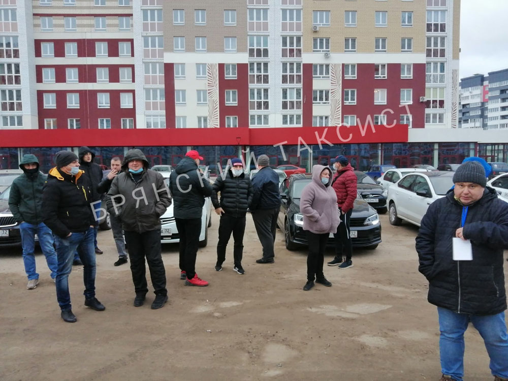Таксисты в Брянске устроили массовую забастовку