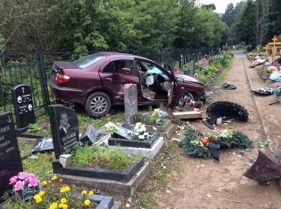 В Красной Горе угонщик припарковался на поселковом кладбище