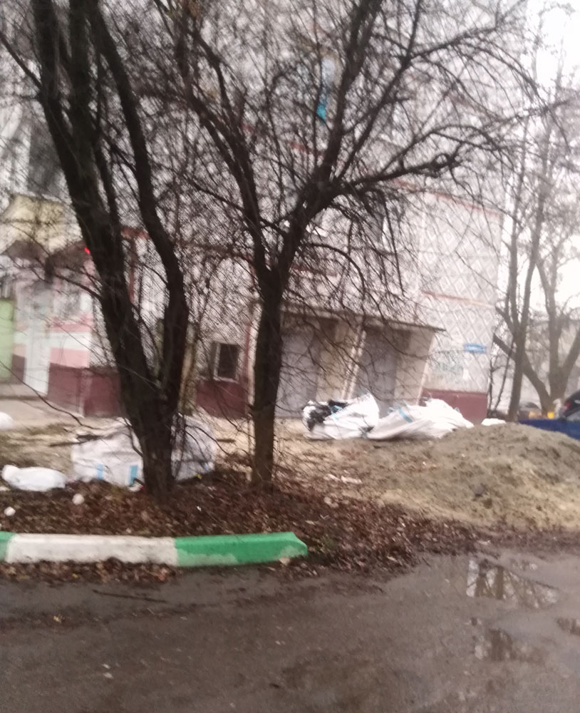 Жители многоэтажки на Крапивницкого просят коммунальщиков забрать забытый мусор