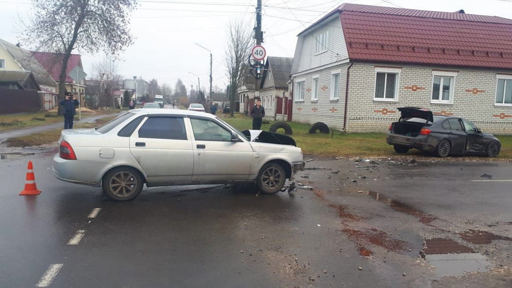 В Карачеве автомобиль влетел в легковушку с ребенком
